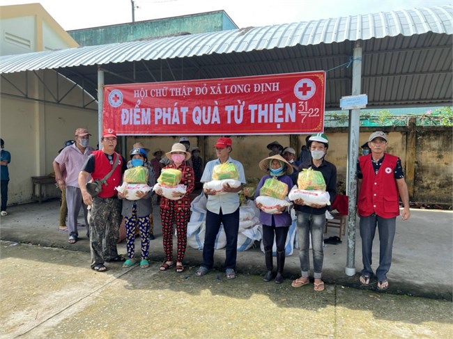 Vợ chồng người cán bộ Hội chữ thập đỏ xã Long Định (Tiền Giang) giúp người bằng cái tâm (22/11/2022)